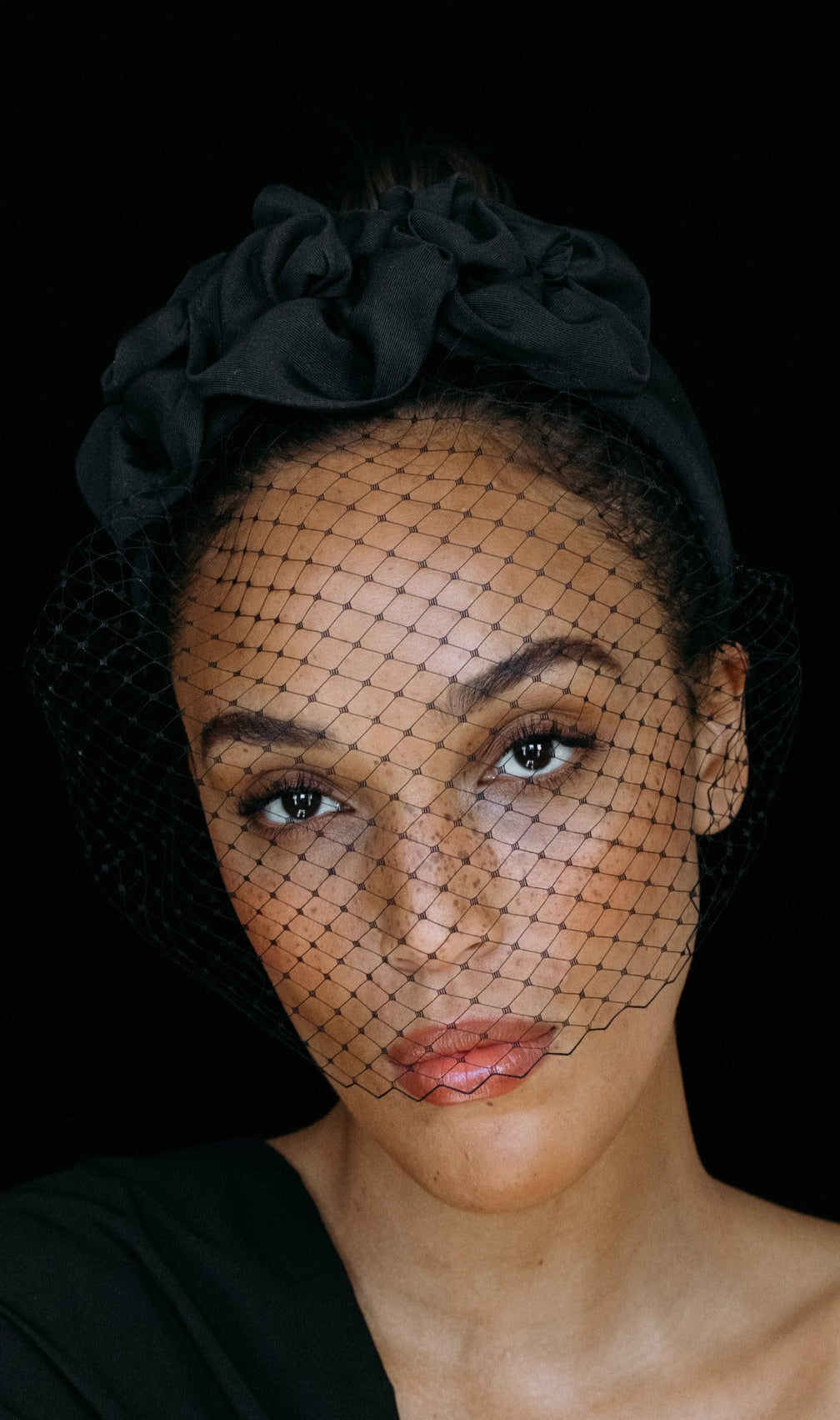 Triple Rosette With Veil In Black