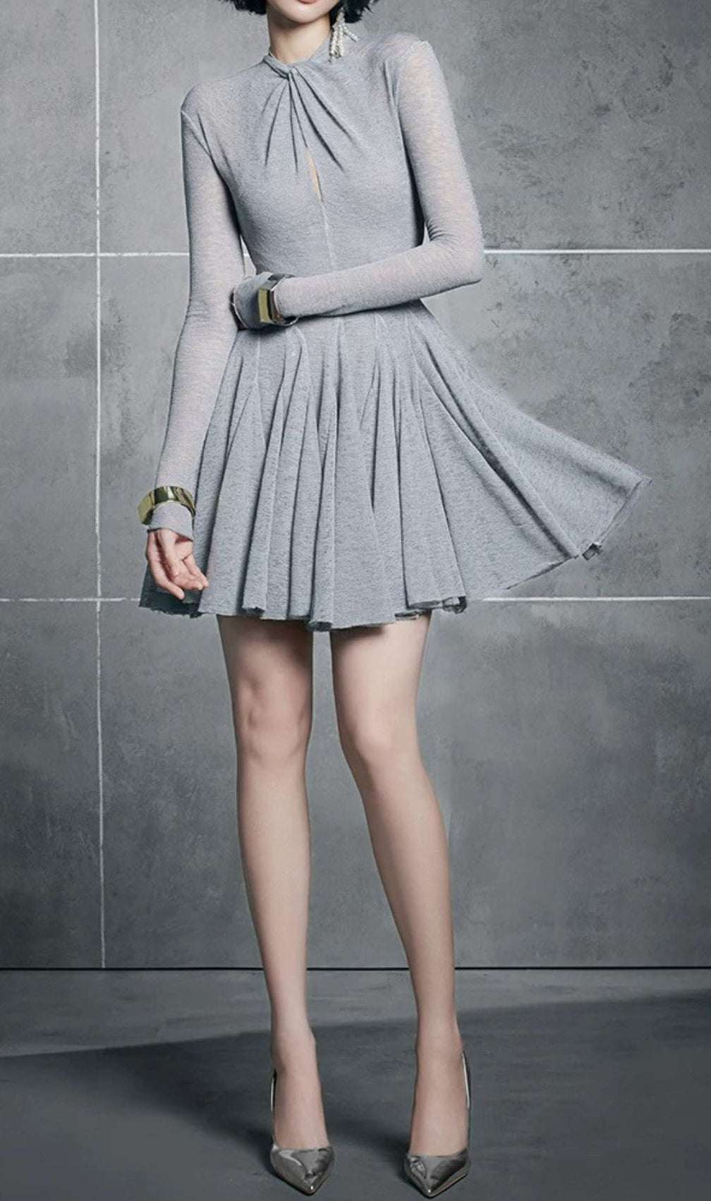 Hanako Chic Grey Long Sleeve Mini Dress - Versatile Pleated Design