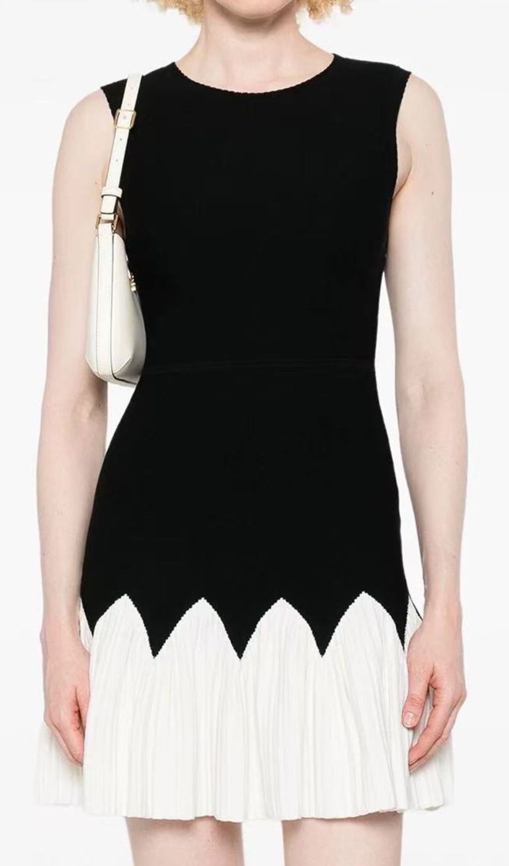 Julinka Chic Two-Tone Knit Pleated Mini Dress | Black & White Scallop Design