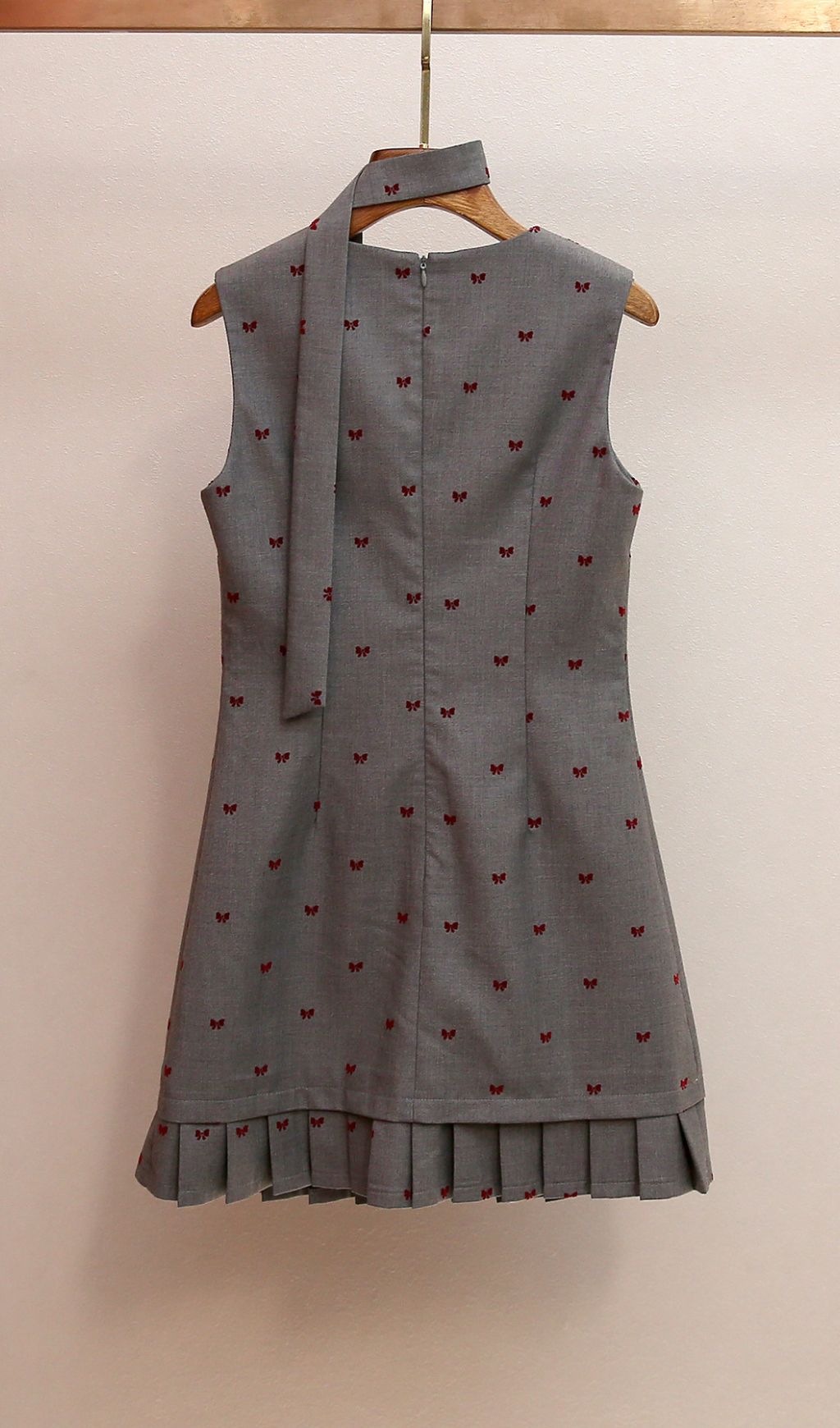 Haruye Playful Bow Print Sleeveless Mini Dress | Scalloped V-Neck & Pleated Hem