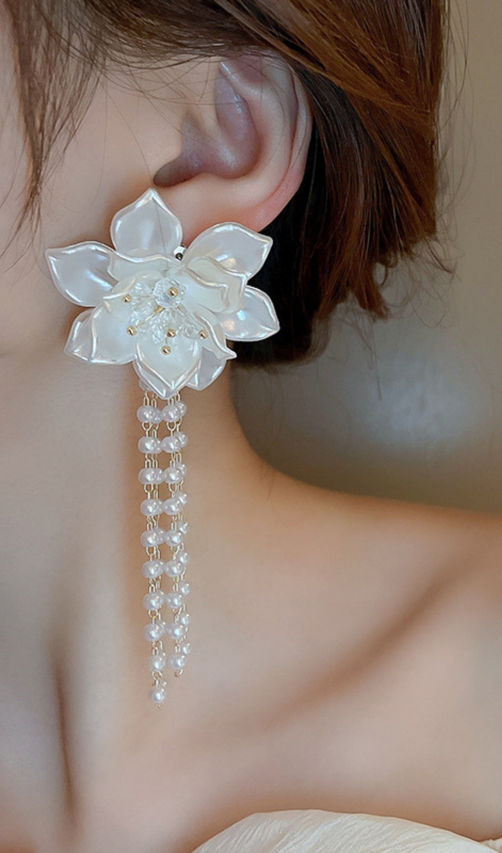 Fernanda White Flower Earrings
