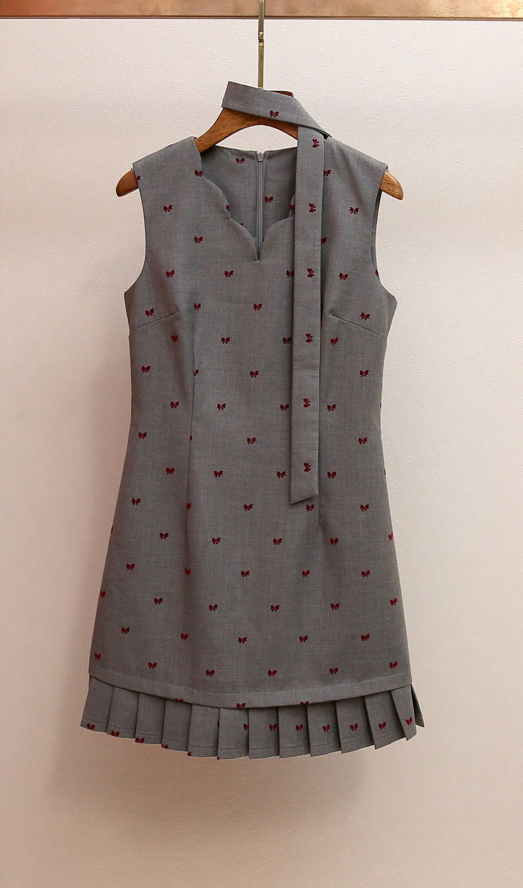 Haruye Playful Bow Print Sleeveless Mini Dress | Scalloped V-Neck & Pleated Hem