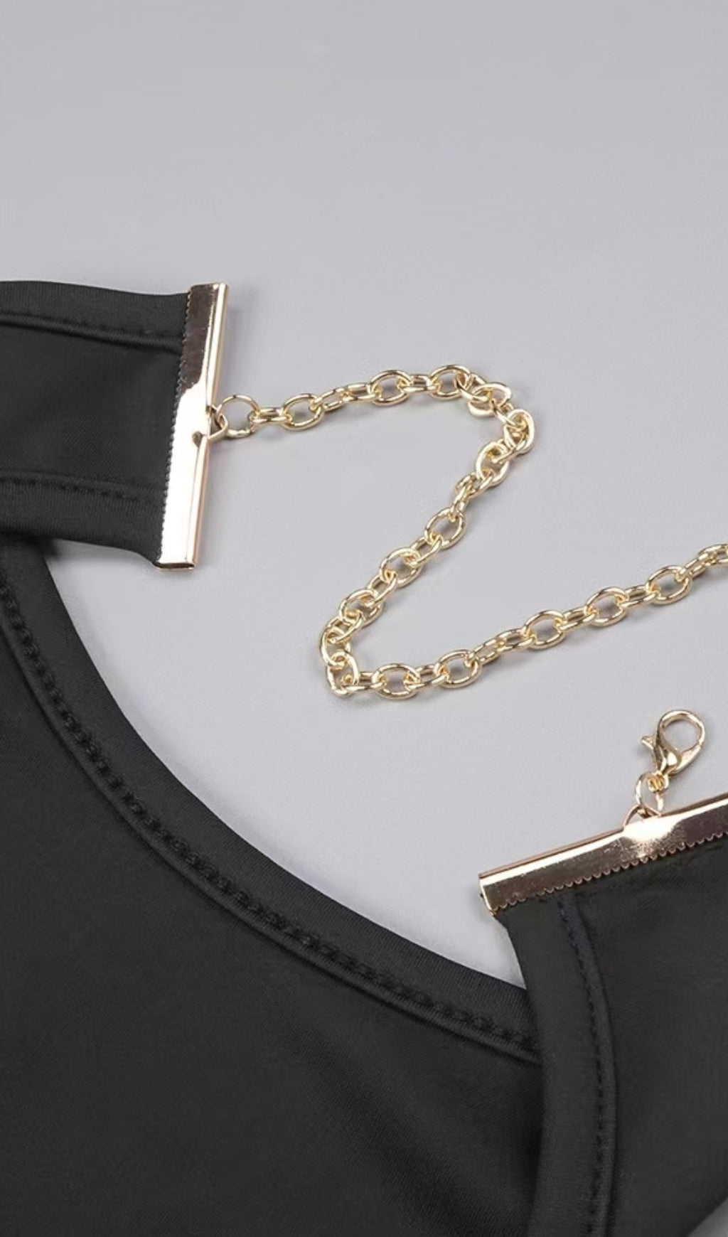 Dramatic High-Contrast Halter Maxi Gown | Sculptural Ruching & Gold Chain