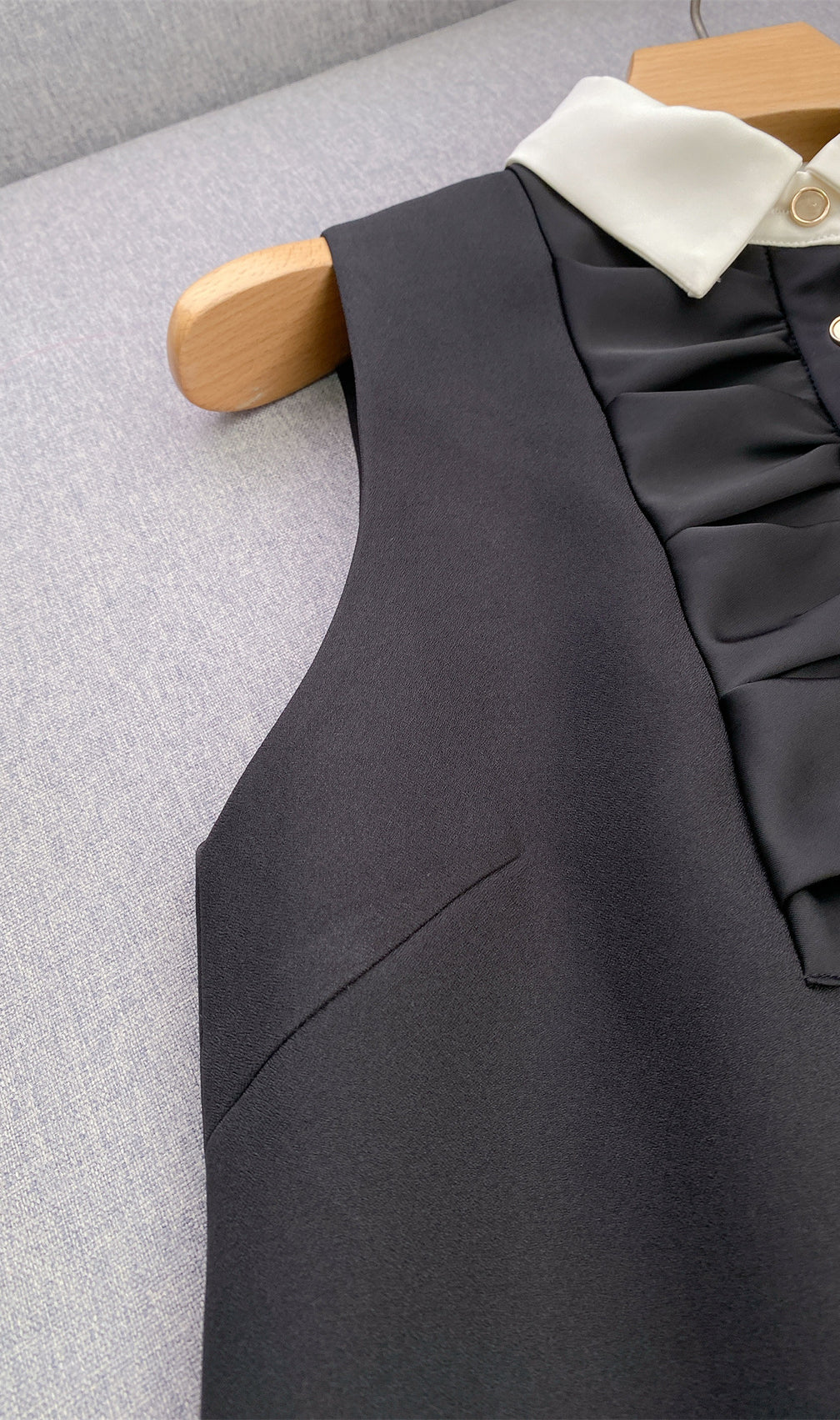 Elegant Black Mini Dress for Women | Chic Contrast Collar & Sleeveless Shift