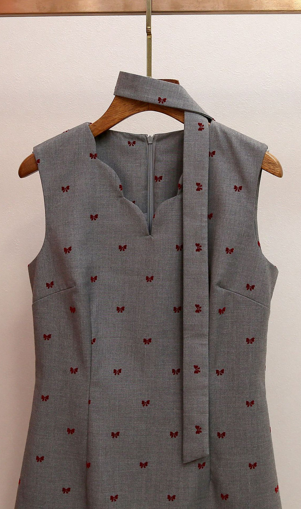 Haruye Playful Bow Print Sleeveless Mini Dress | Scalloped V-Neck & Pleated Hem