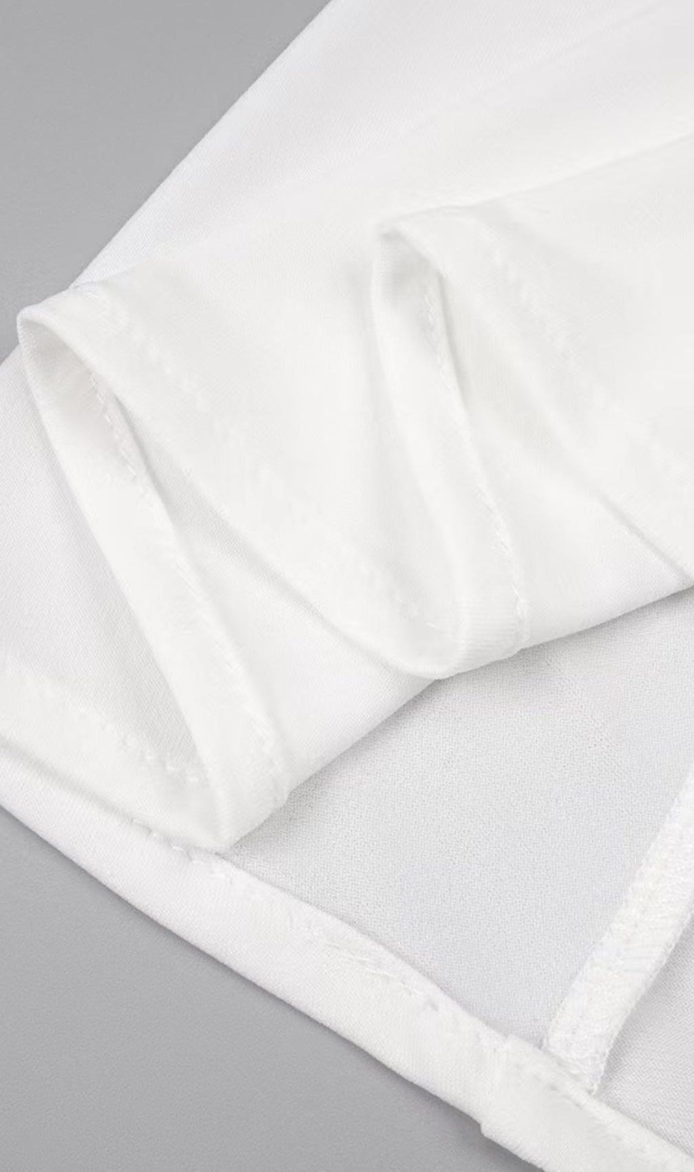 Dramatic High-Contrast Halter Maxi Gown | Sculptural Ruching & Gold Chain