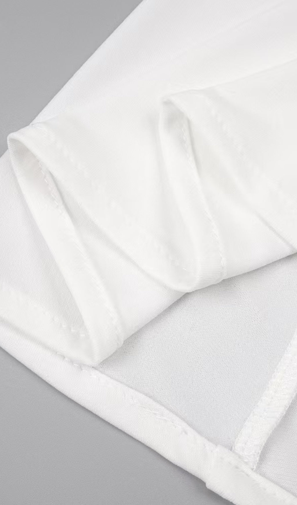 Dramatic High-Contrast Halter Maxi Gown | Sculptural Ruching & Gold Chain