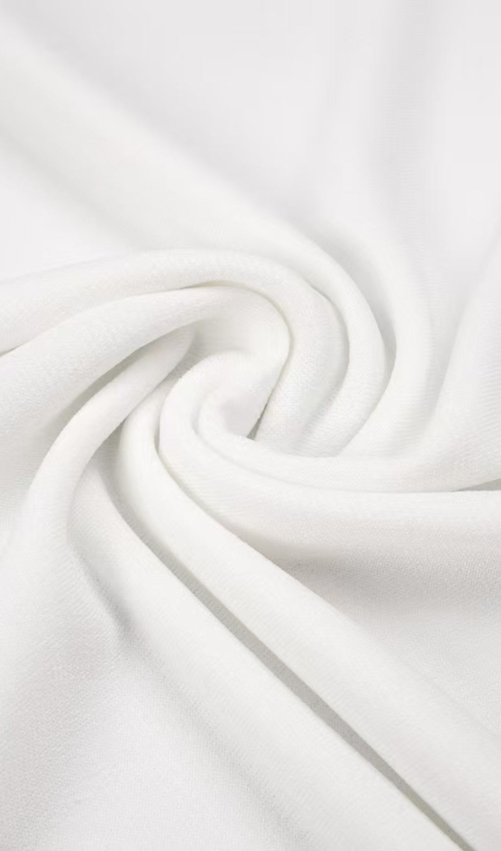 Dramatic High-Contrast Halter Maxi Gown | Sculptural Ruching & Gold Chain