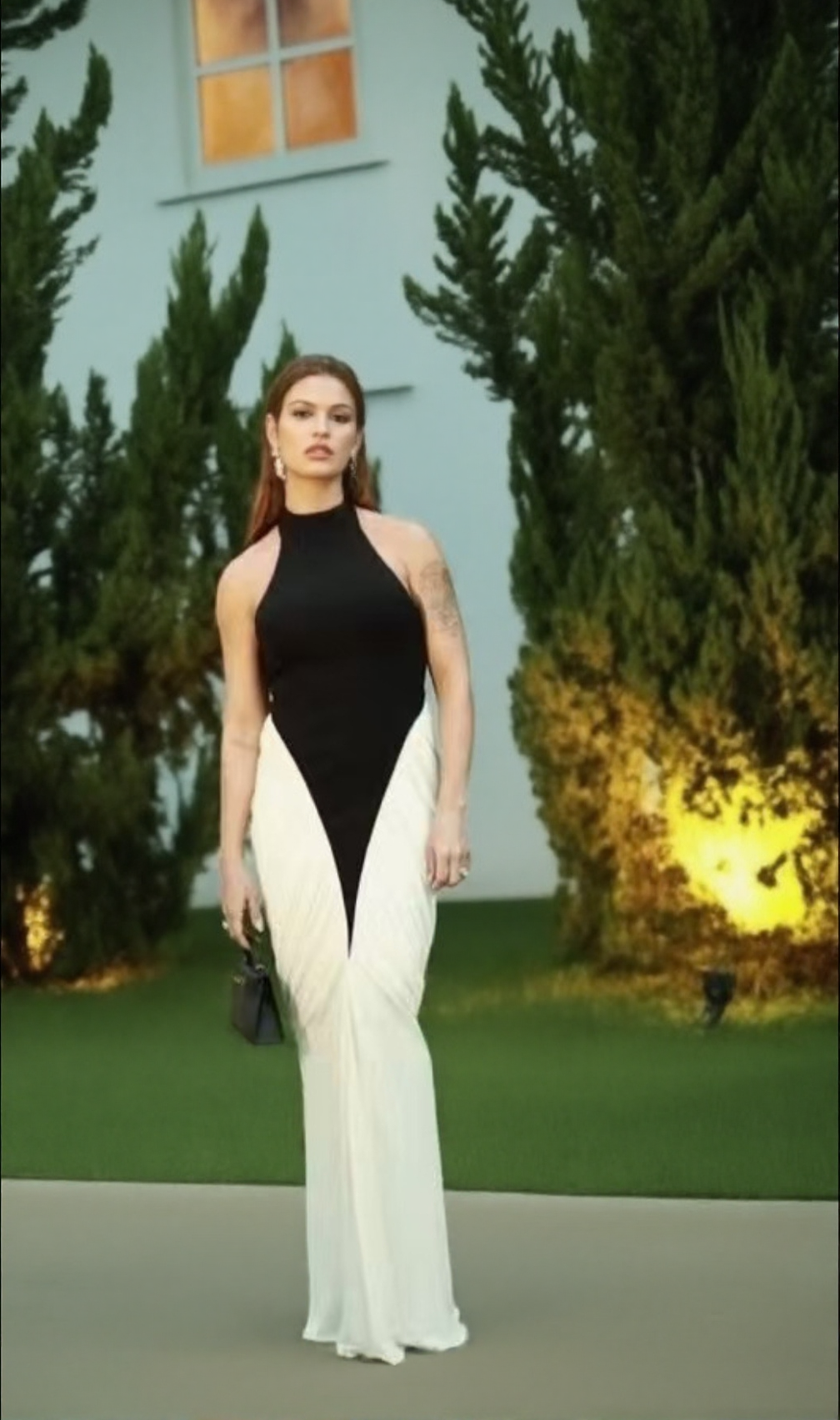 Dramatic High-Contrast Halter Maxi Gown | Sculptural Ruching & Gold Chain