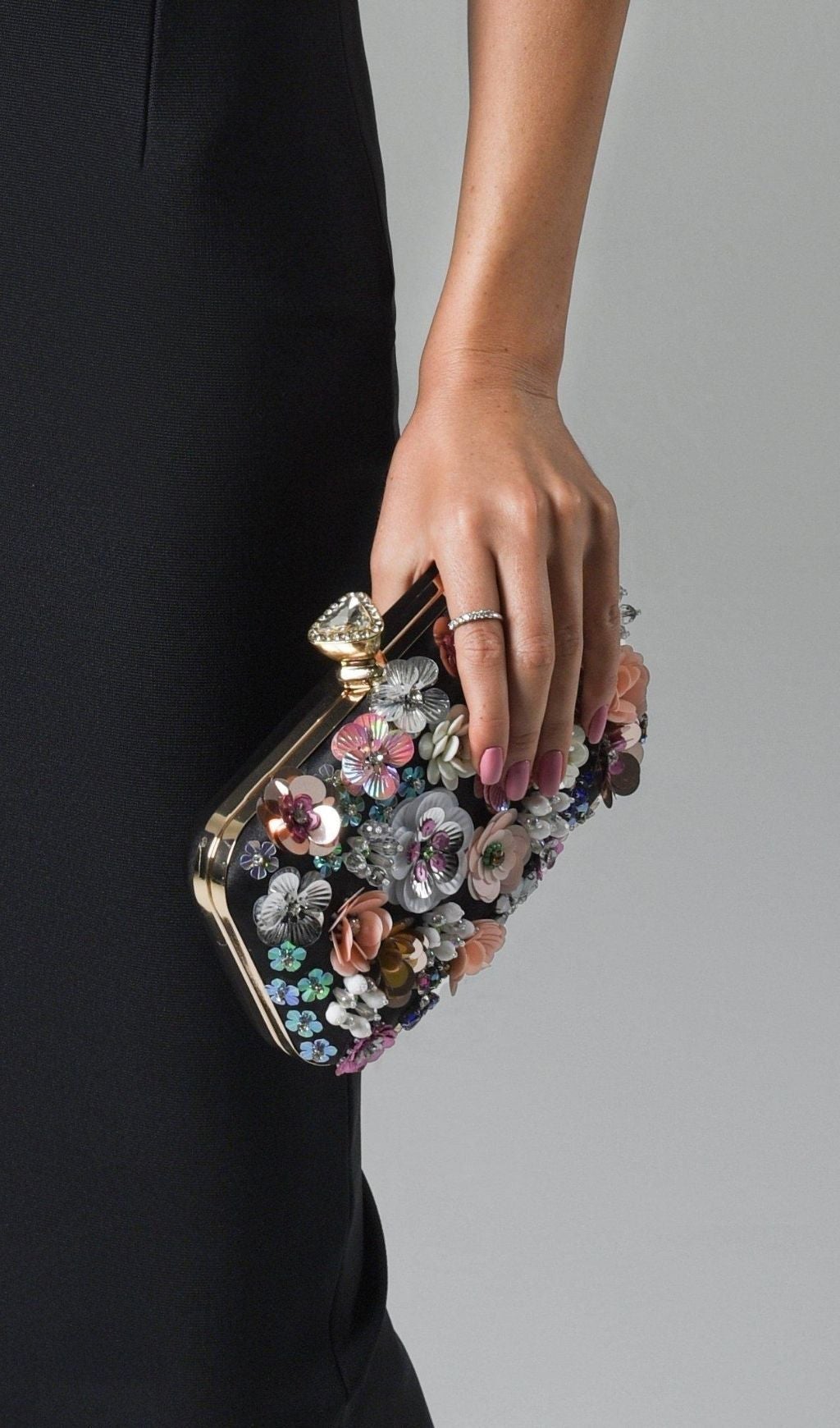 FLORAL ENBROIDERY CLUTCH - PINK