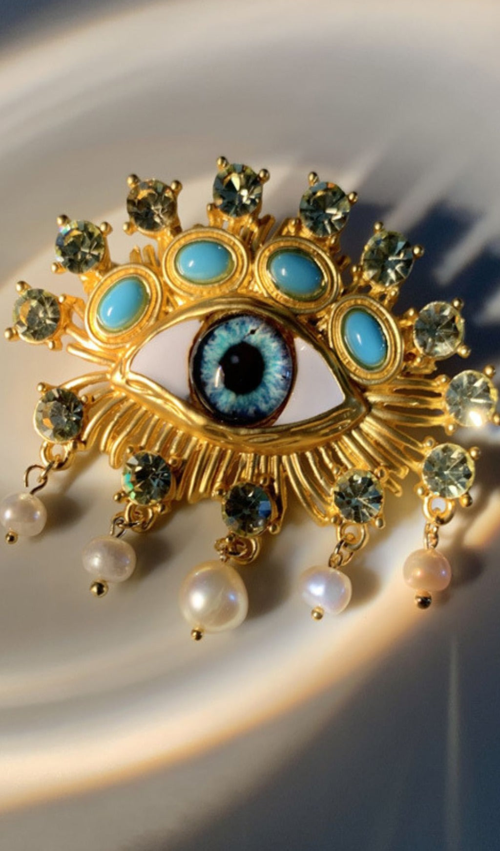 Pearl Embellihsed Eye Brooch