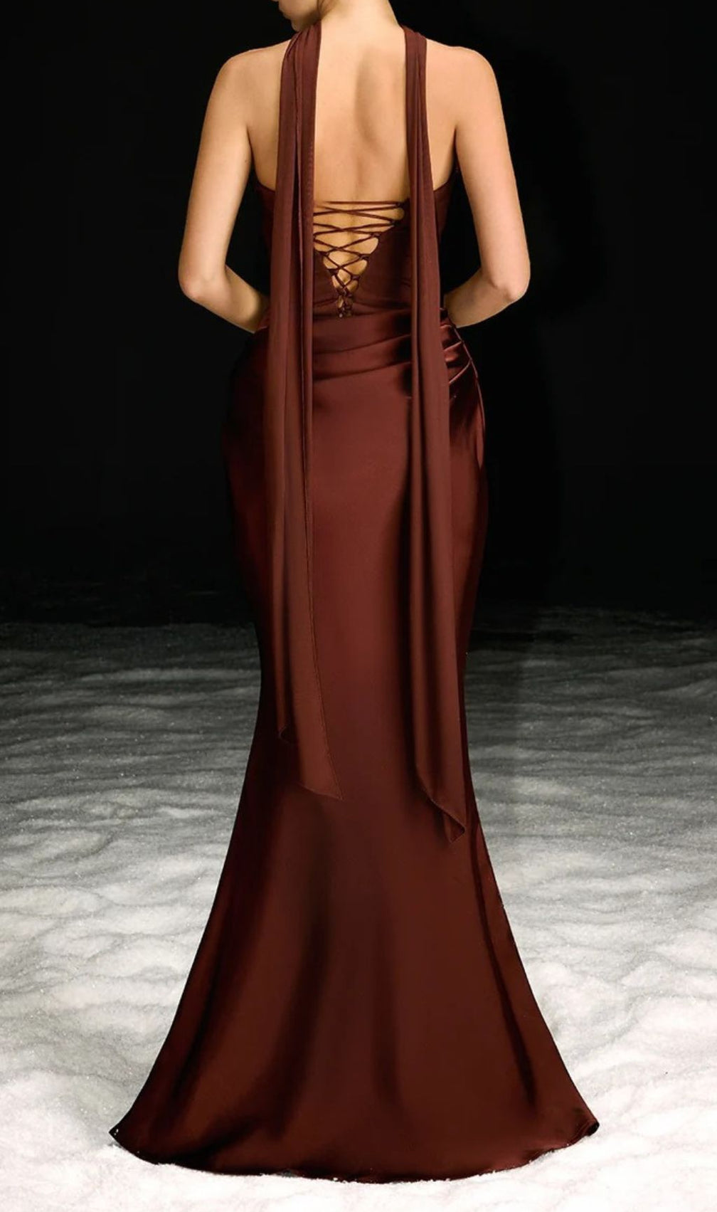 Navarra Glamour: Strapless Ruched Maxi Gown with Flowing Scarf