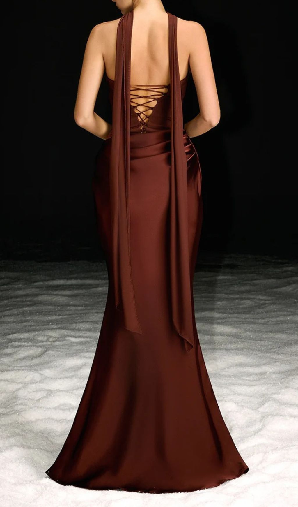 Navarra Glamour: Strapless Ruched Maxi Gown with Flowing Scarf