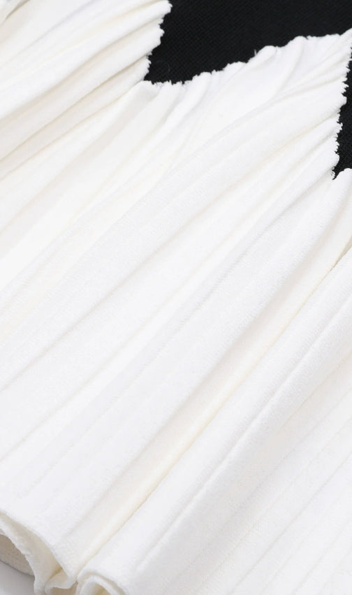Julinka Chic Two-Tone Knit Pleated Mini Dress | Black & White Scallop Design