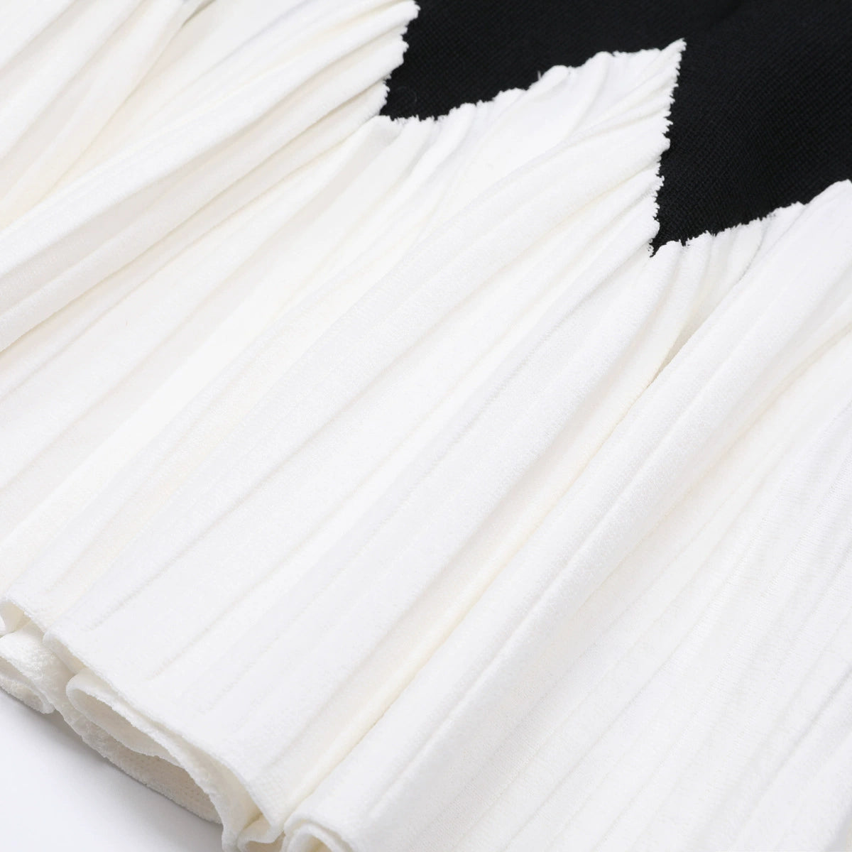 Julinka Chic Two-Tone Knit Pleated Mini Dress | Black & White Scallop Design