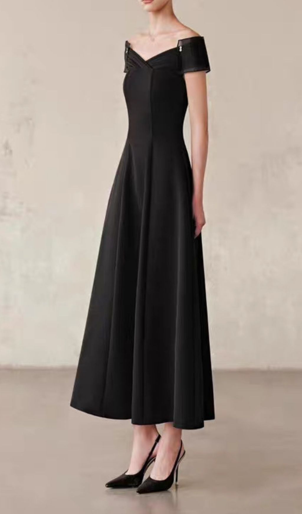 Kinu Black Off-Shoulder Maxi Dress