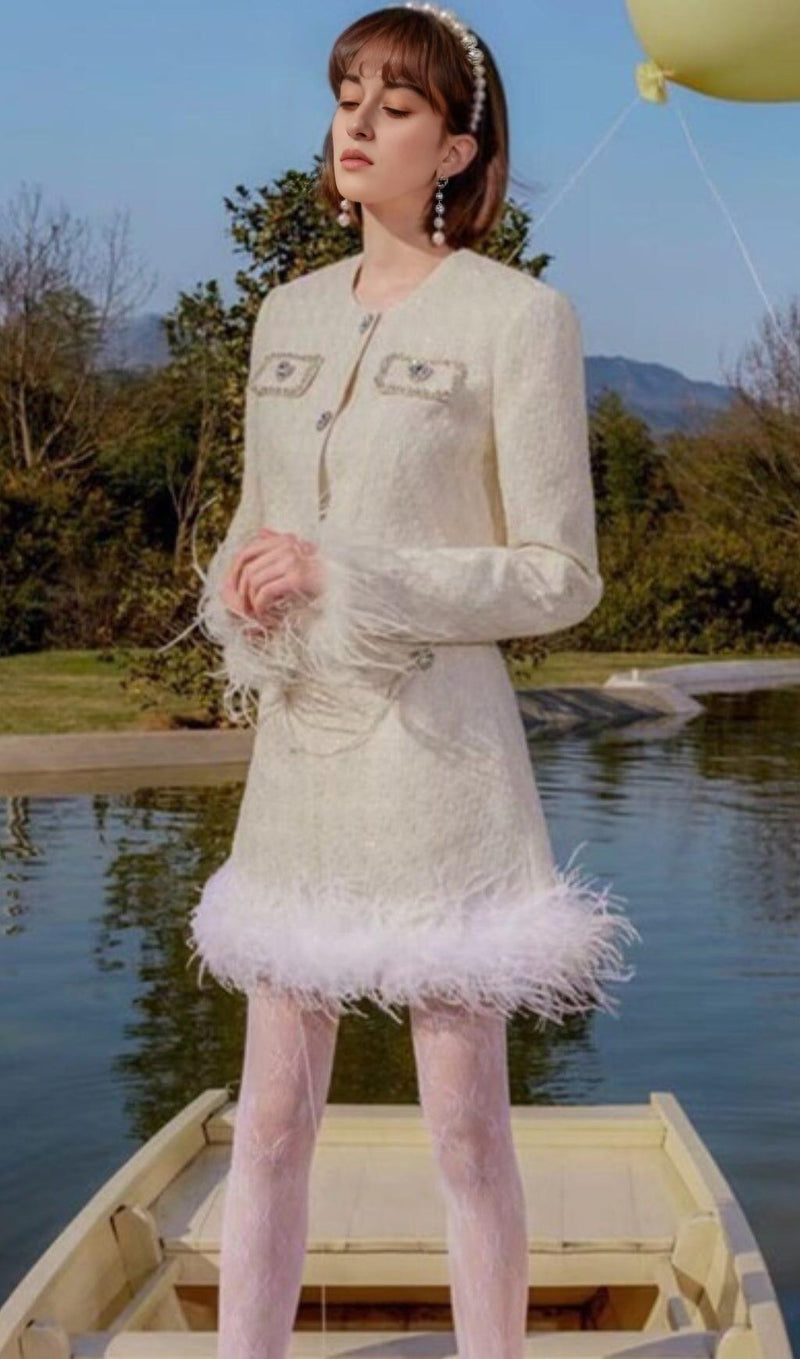 CHANEL'S STYLE WITH FEATHER SHORT SKIRT SUIT IN WHITE