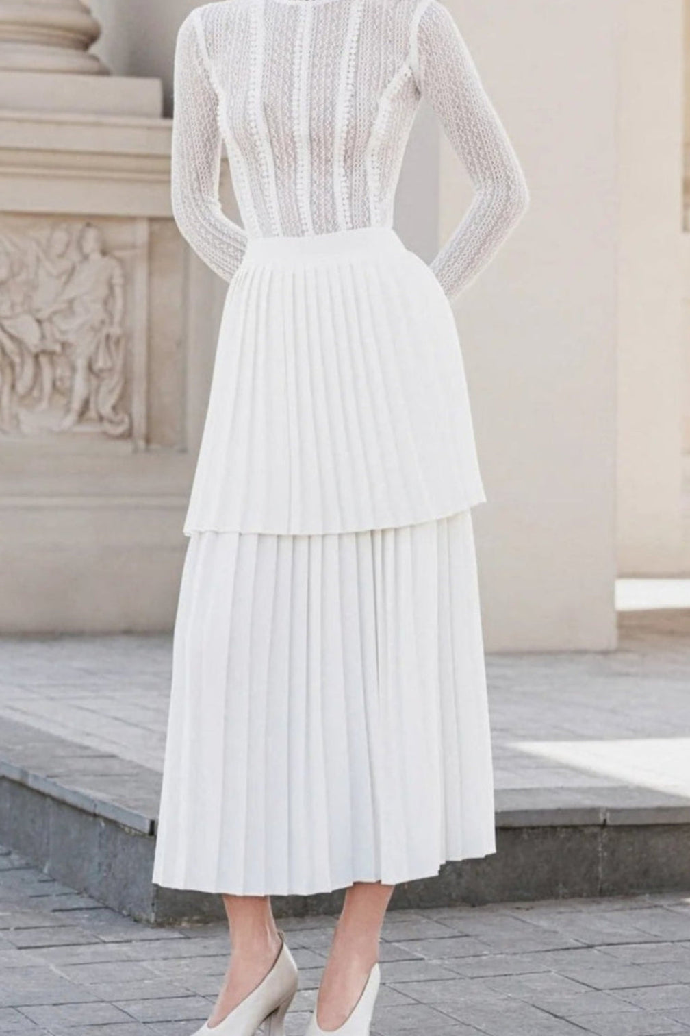 Sleeveless pleated layer skirt suit in white