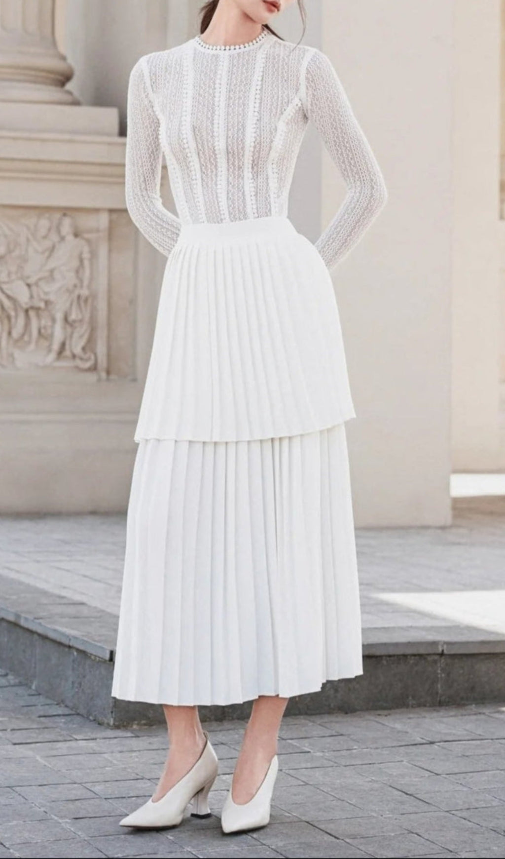 Sleeveless pleated layer skirt suit in white